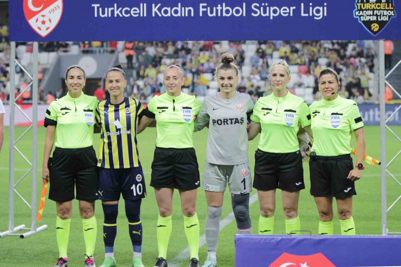 Turkcell Kadın Futbol Süper Ligi şampiyonu Ankara Büyükşehir Belediyesi Fomget