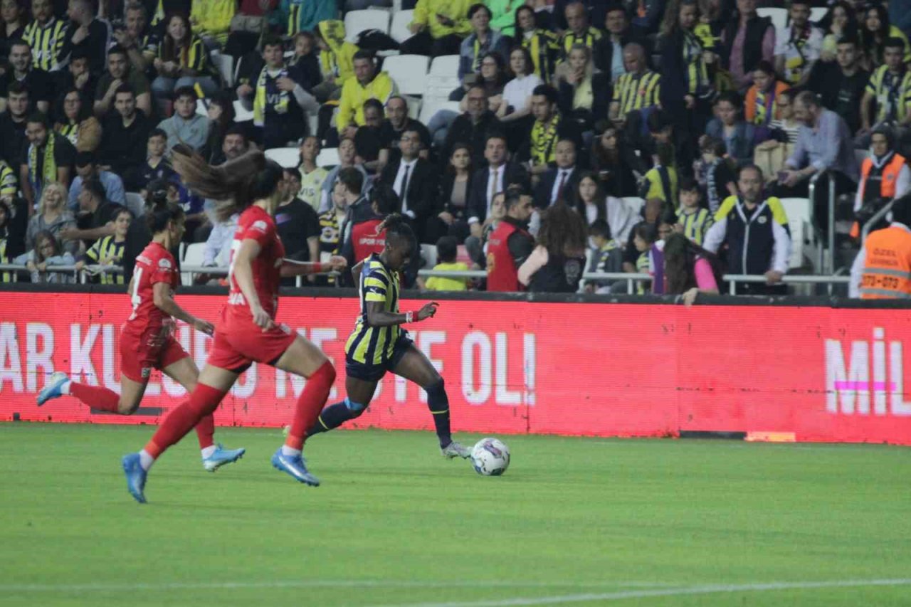 Turkcell Kadın Futbol Süper Ligi şampiyonu Ankara Büyükşehir Belediyesi Fomget