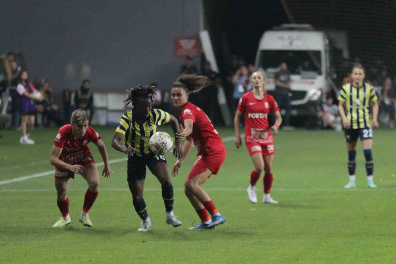 Turkcell Kadın Futbol Süper Ligi şampiyonu Ankara Büyükşehir Belediyesi Fomget