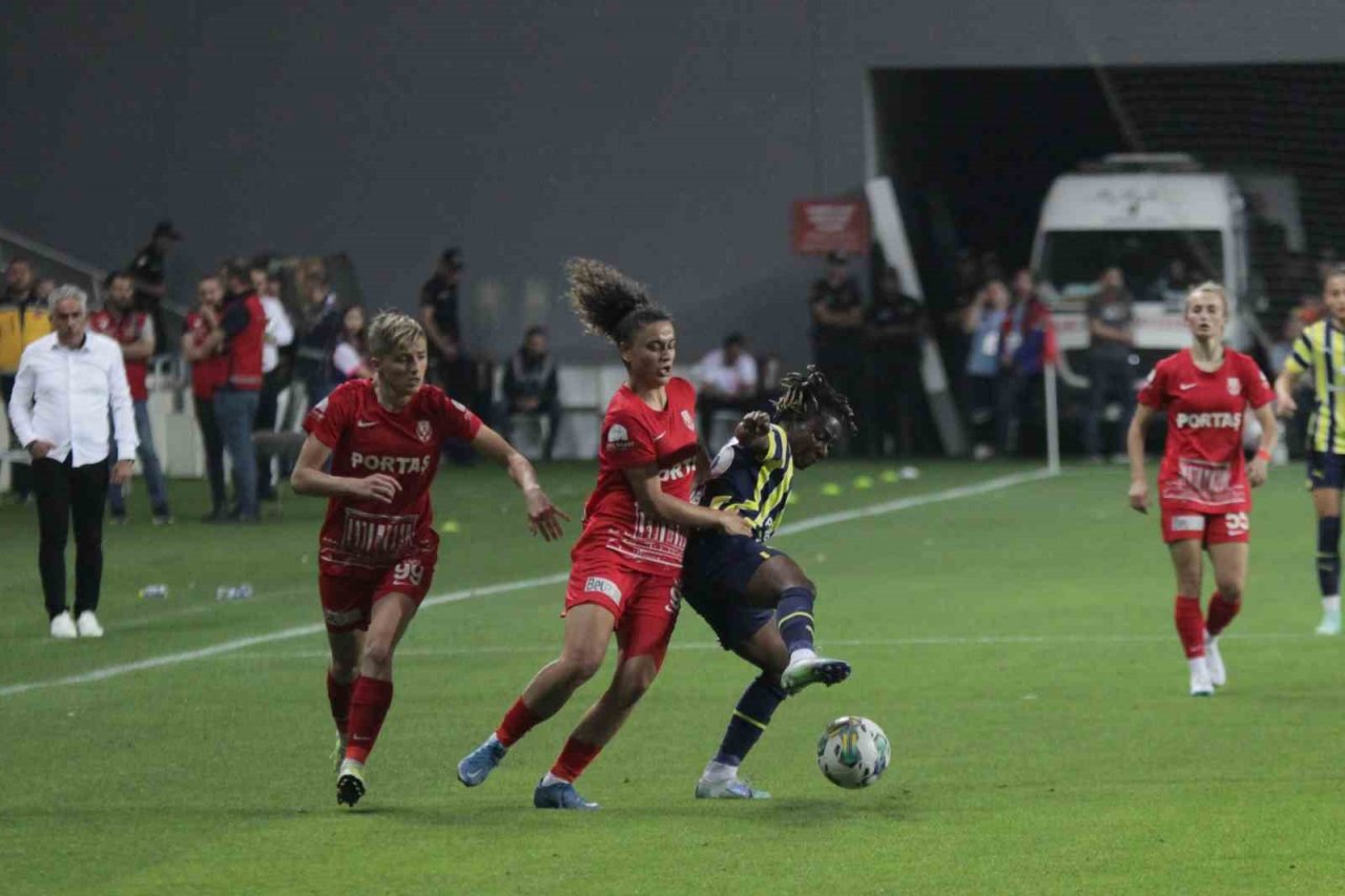 Turkcell Kadın Futbol Süper Ligi şampiyonu Ankara Büyükşehir Belediyesi Fomget