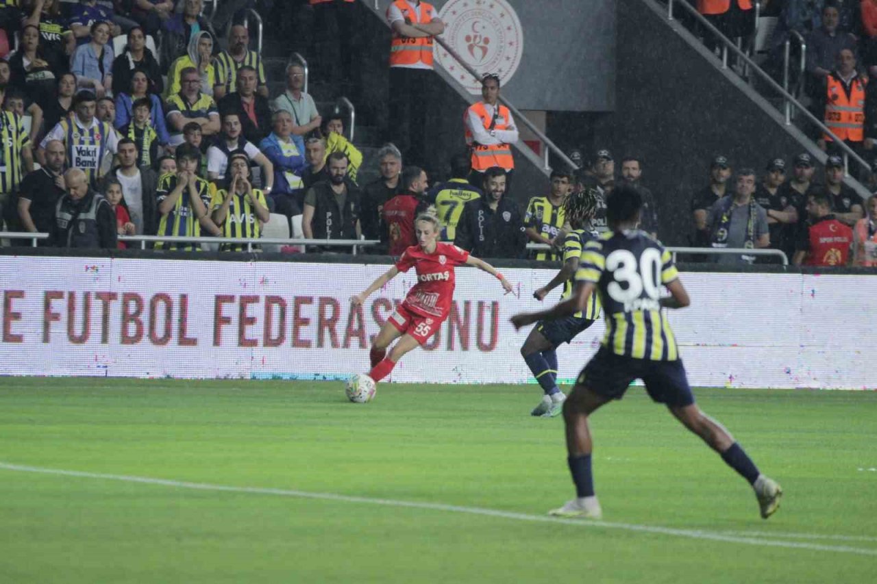 Turkcell Kadın Futbol Süper Ligi şampiyonu Ankara Büyükşehir Belediyesi Fomget