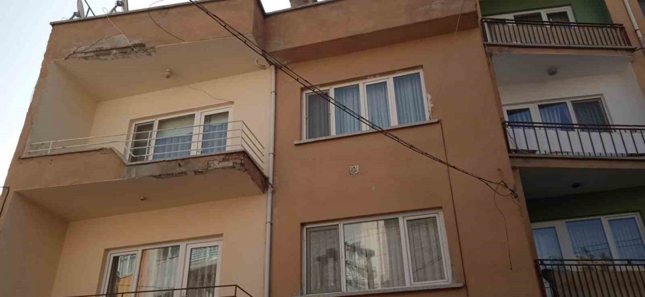 Sıvaları dökülen eski bina iyileştirme bekliyor