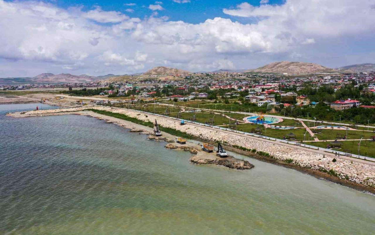 Van Gölü’nden 1 milyon metreküp dip çamuru çıkarıldı