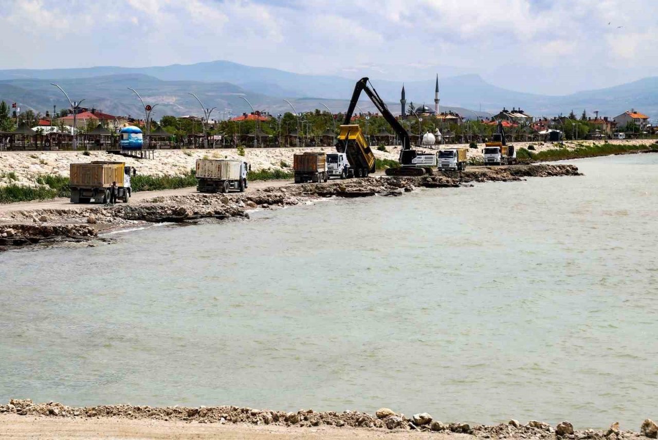 Van Gölü’nden 1 milyon metreküp dip çamuru çıkarıldı