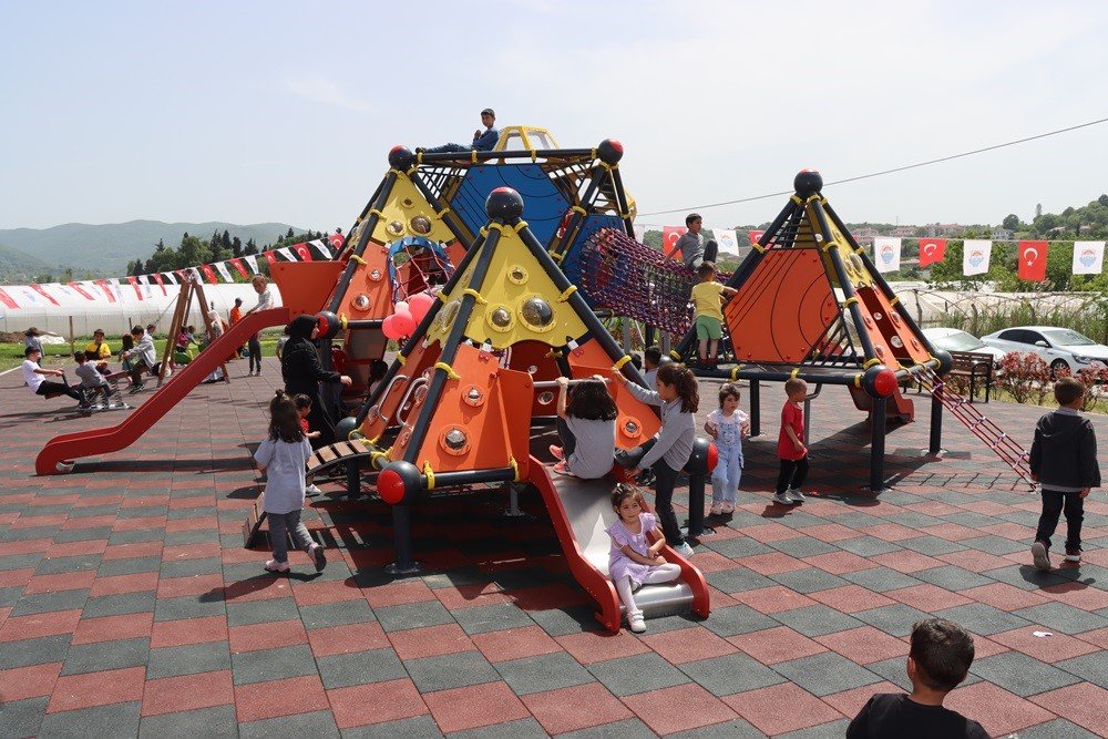 Yalova Belediyesi çocuk parklarını yenilemeye devam ediyor