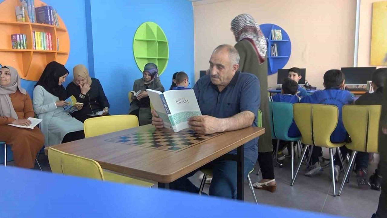 Yalova’da dedeler ve nineler, torunlarıyla kitap okuyor