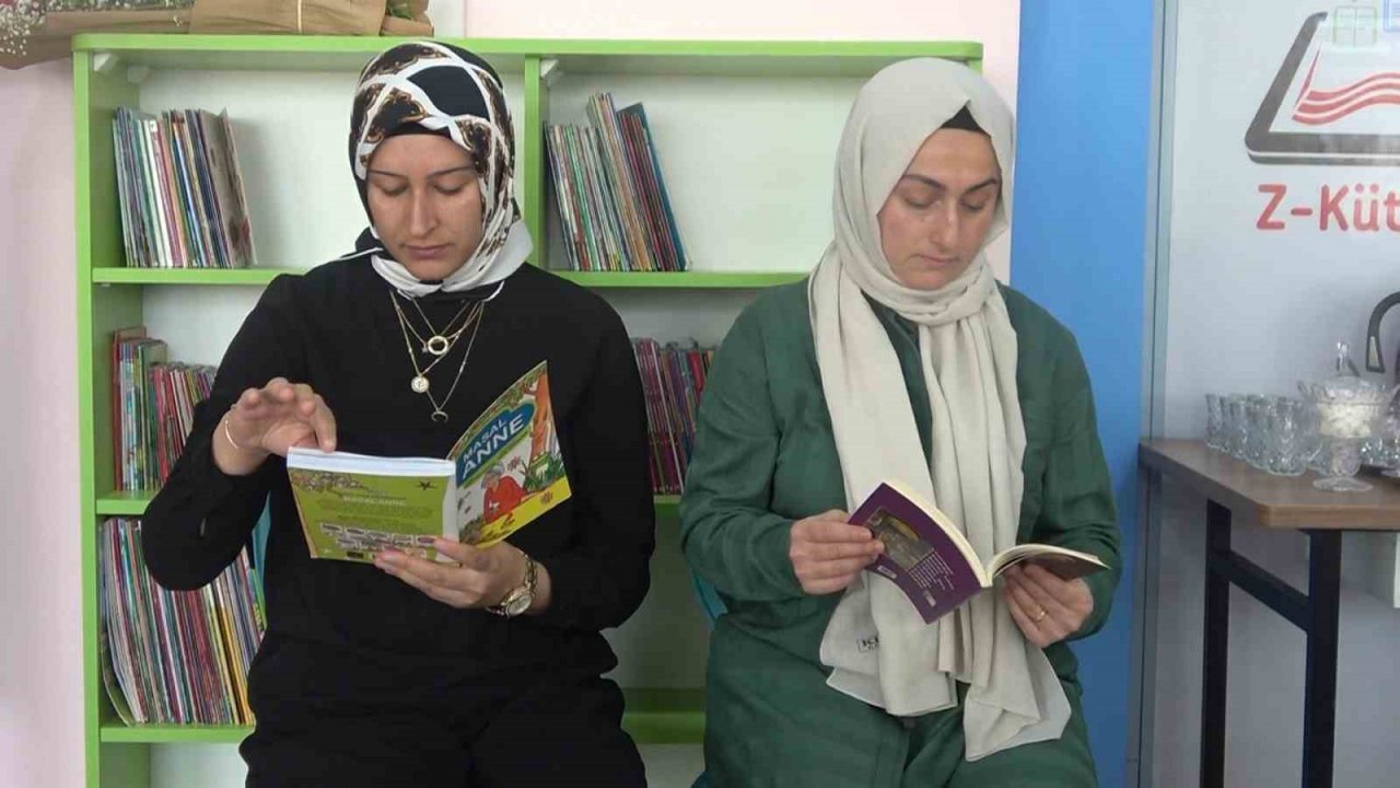 Yalova’da dedeler ve nineler, torunlarıyla kitap okuyor