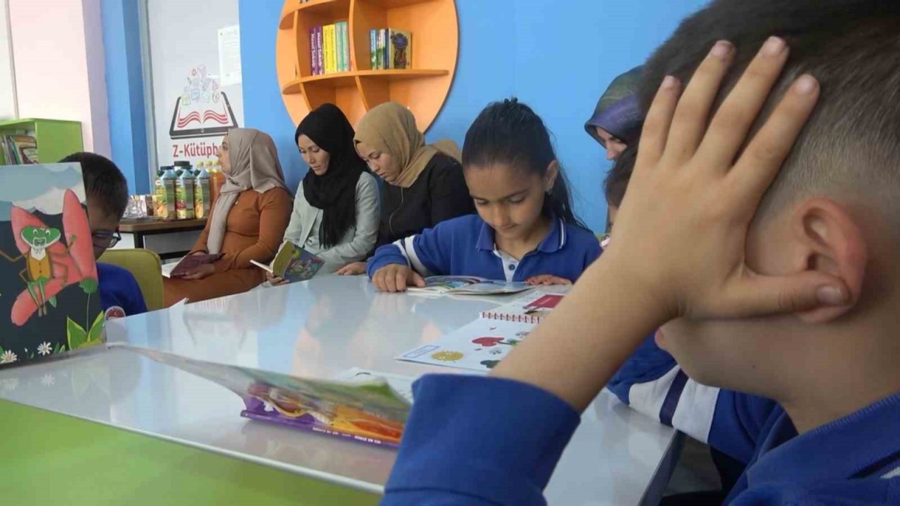 Yalova’da dedeler ve nineler, torunlarıyla kitap okuyor