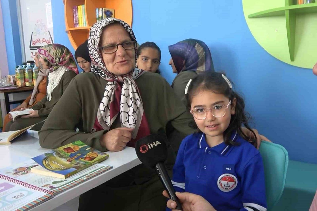 Yalova’da dedeler ve nineler, torunlarıyla kitap okuyor