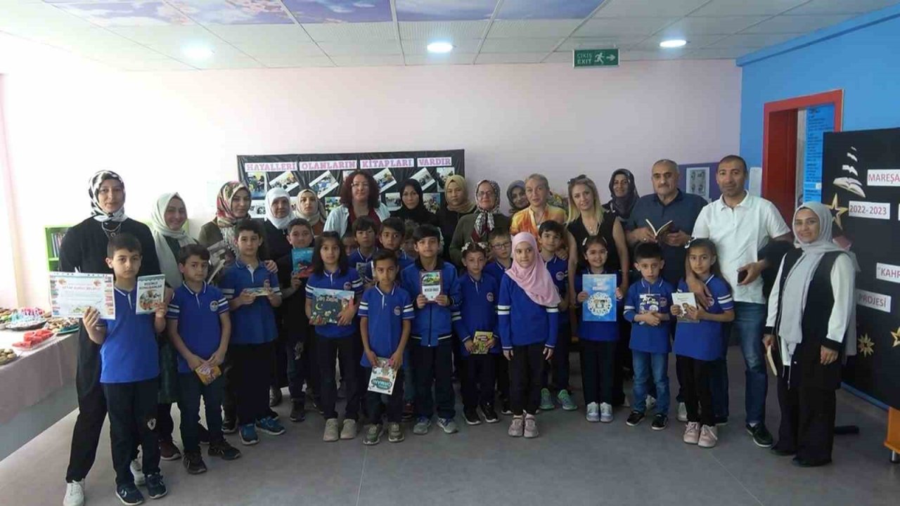 Yalova’da dedeler ve nineler, torunlarıyla kitap okuyor