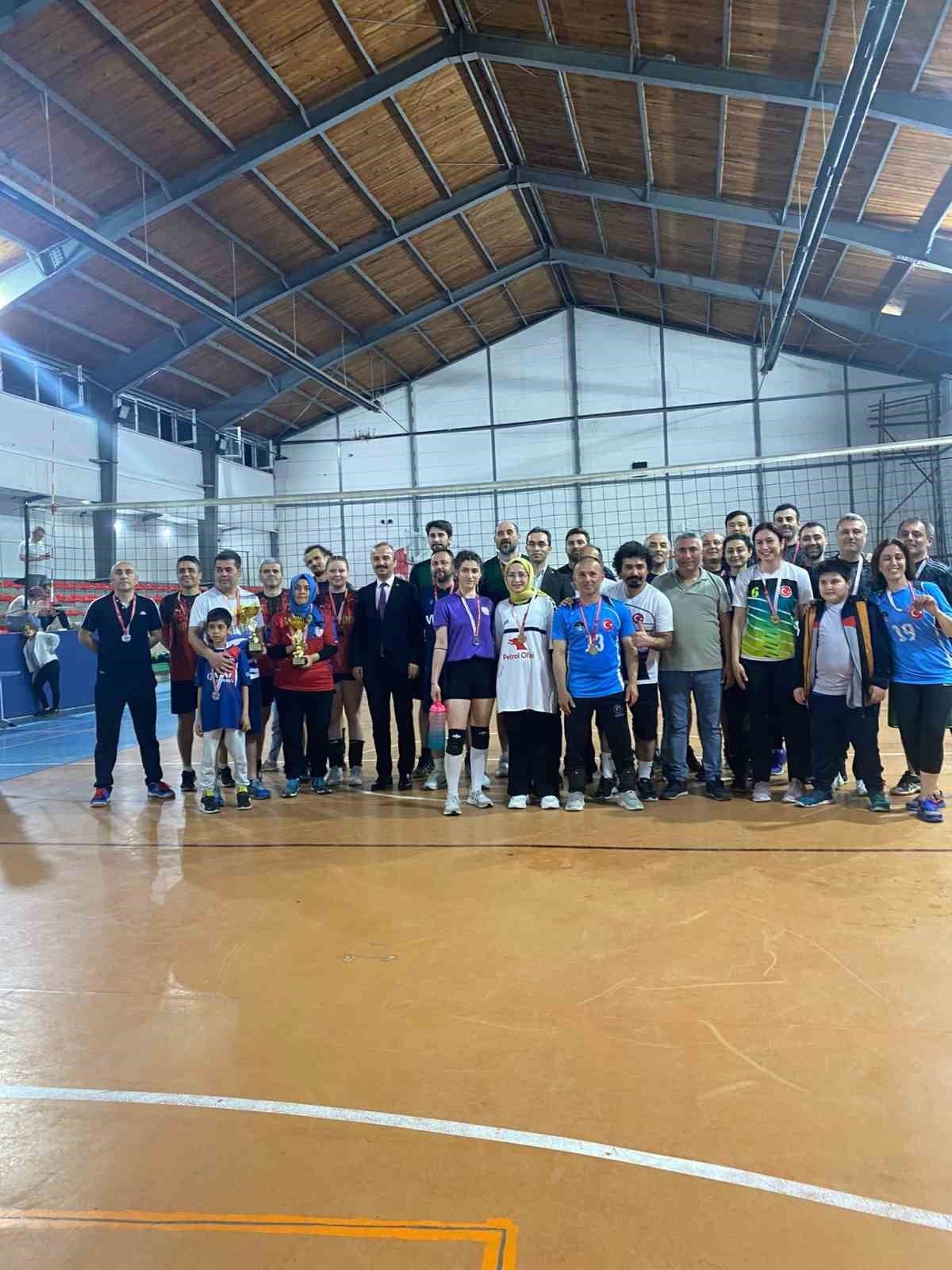 Voleybol turnuvasında Barbaros Kutlutaş Ortaokulu kazandı