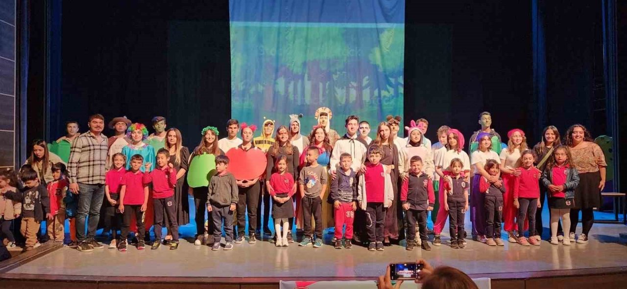 “Masallar Diyarı” ve “Pamuk Prenses” tiyatroları anasınıfı öğrencileri için oynandı