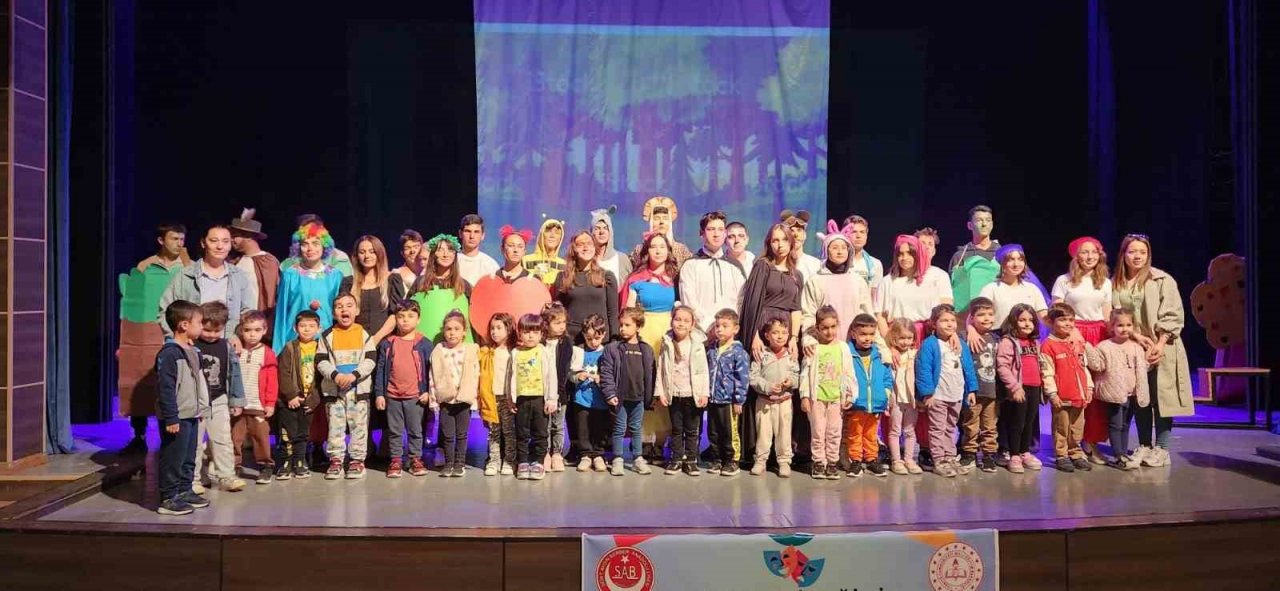 “Masallar Diyarı” ve “Pamuk Prenses” tiyatroları anasınıfı öğrencileri için oynandı