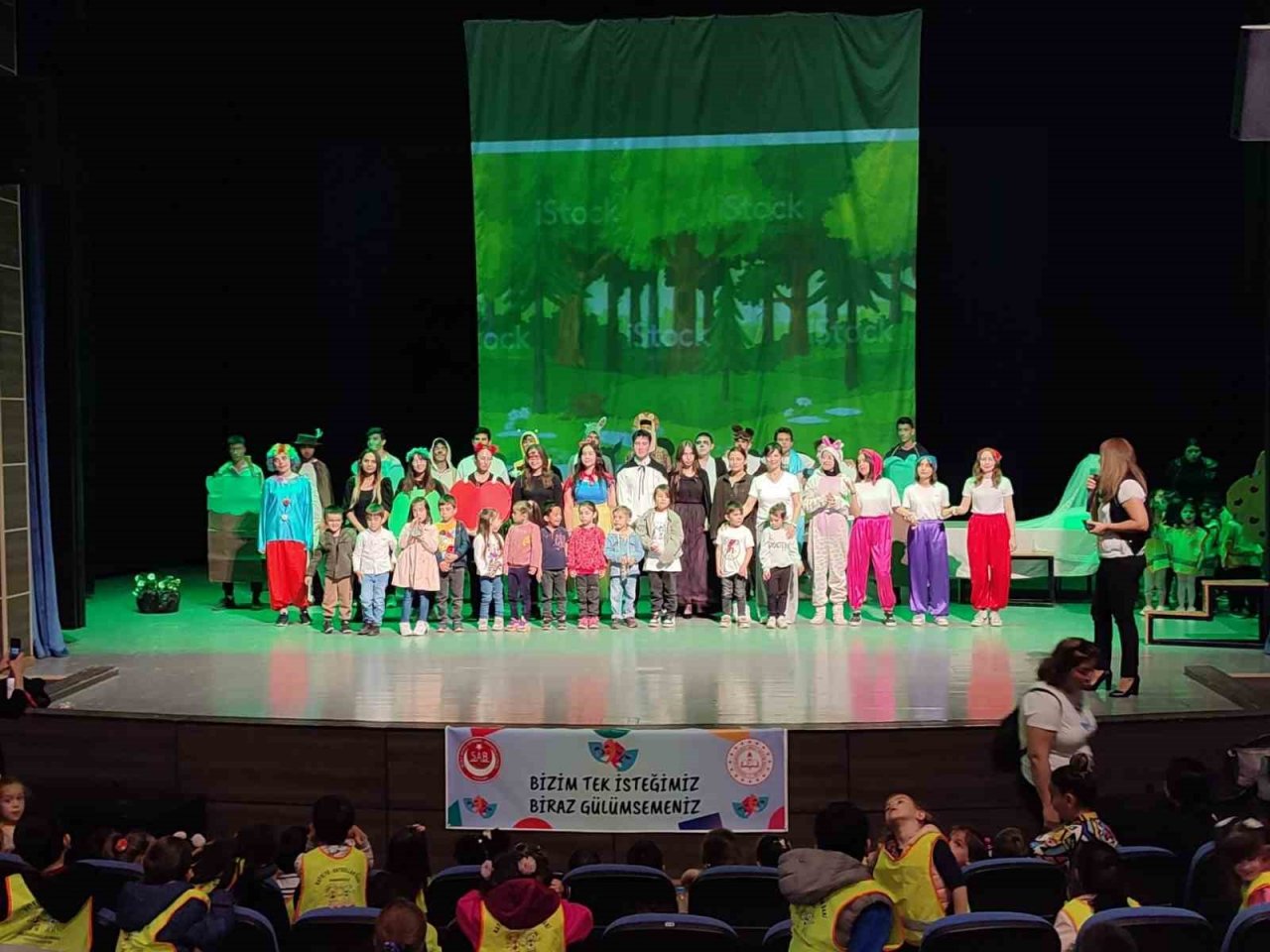 “Masallar Diyarı” ve “Pamuk Prenses” tiyatroları anasınıfı öğrencileri için oynandı
