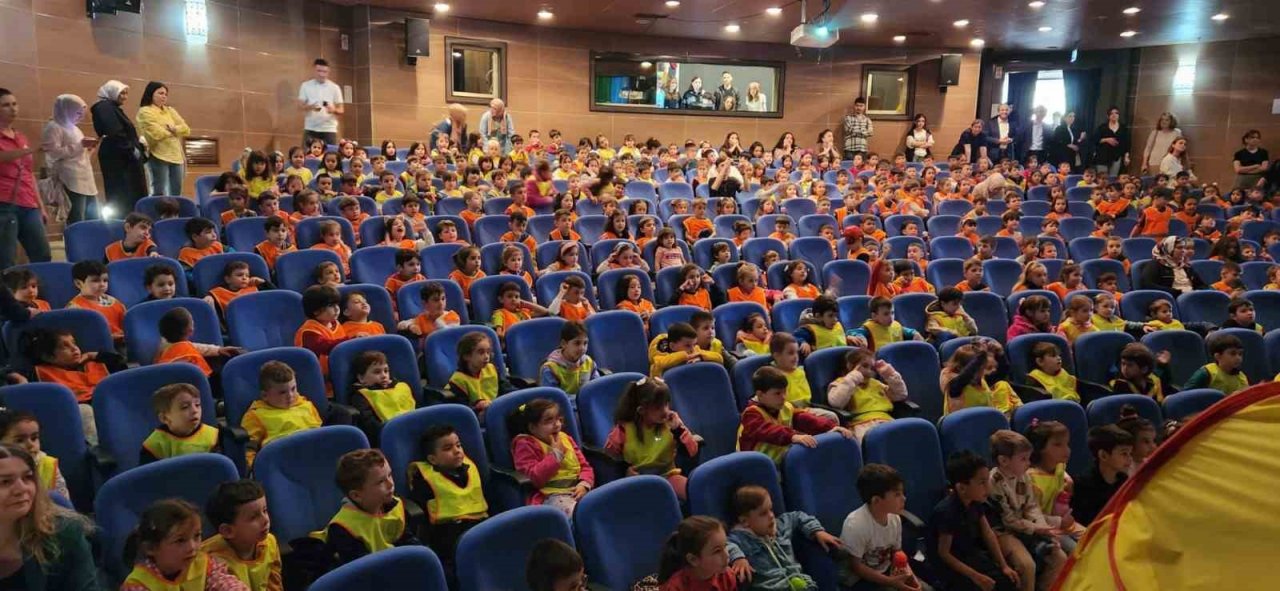 “Masallar Diyarı” ve “Pamuk Prenses” tiyatroları anasınıfı öğrencileri için oynandı