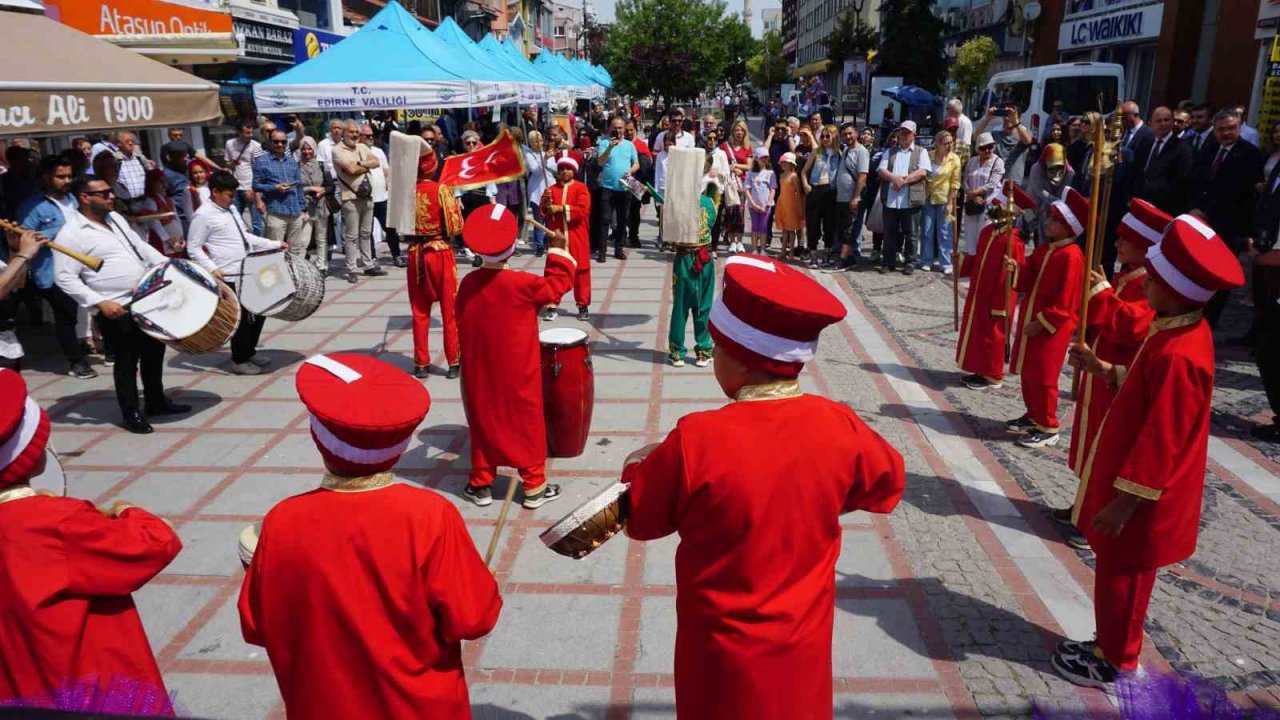 Özel tasarım dikilen gelinlik serginin ilgi odağı oldu