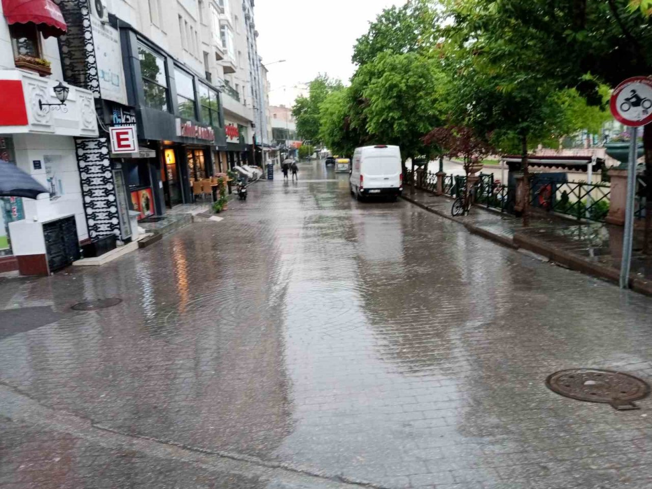Gök gürültülü sağanak yağış sonrası sokaklar bomboş kaldı
