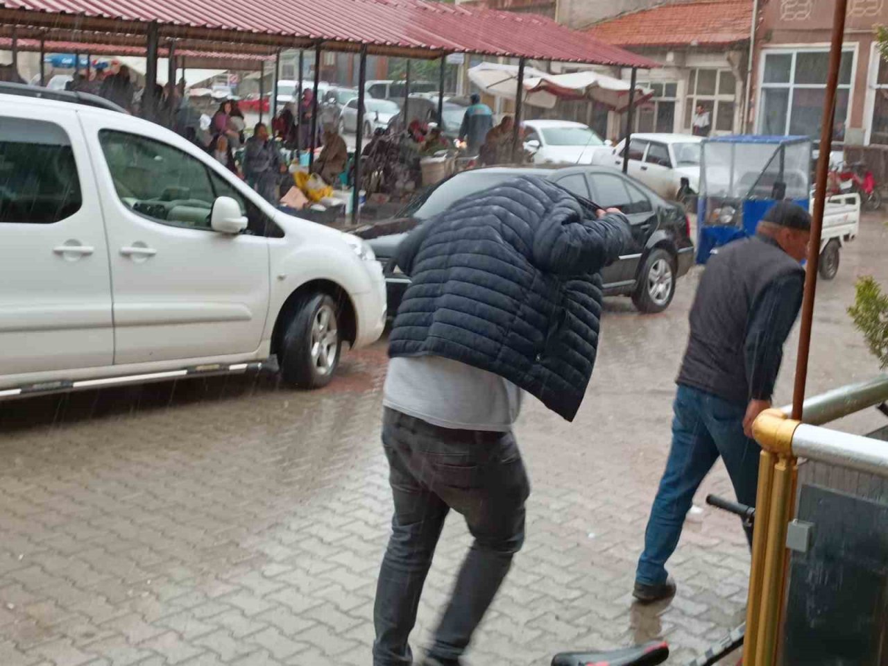 Afyonkarahisar’da sağanak yağış etkili oldu