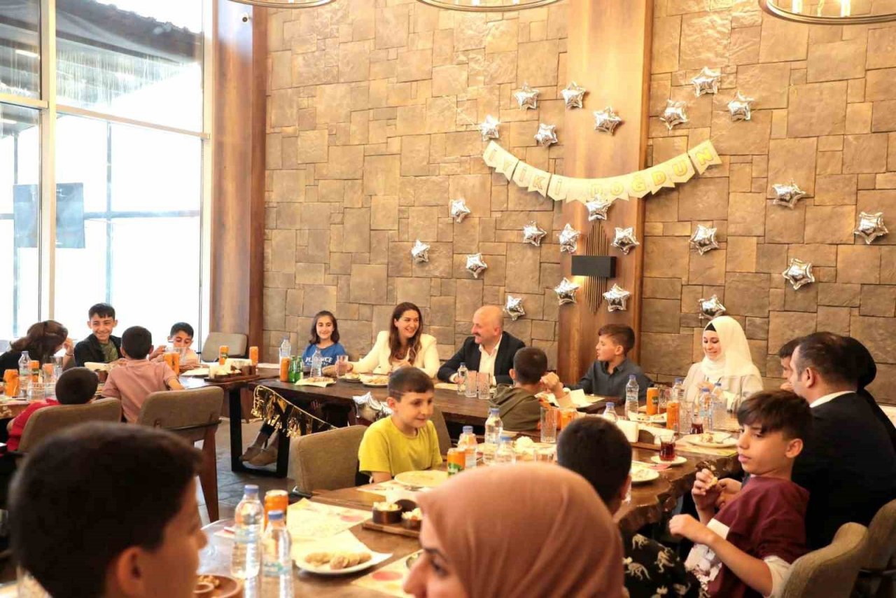 Ağrılı miniklere doğum günü sürprizi