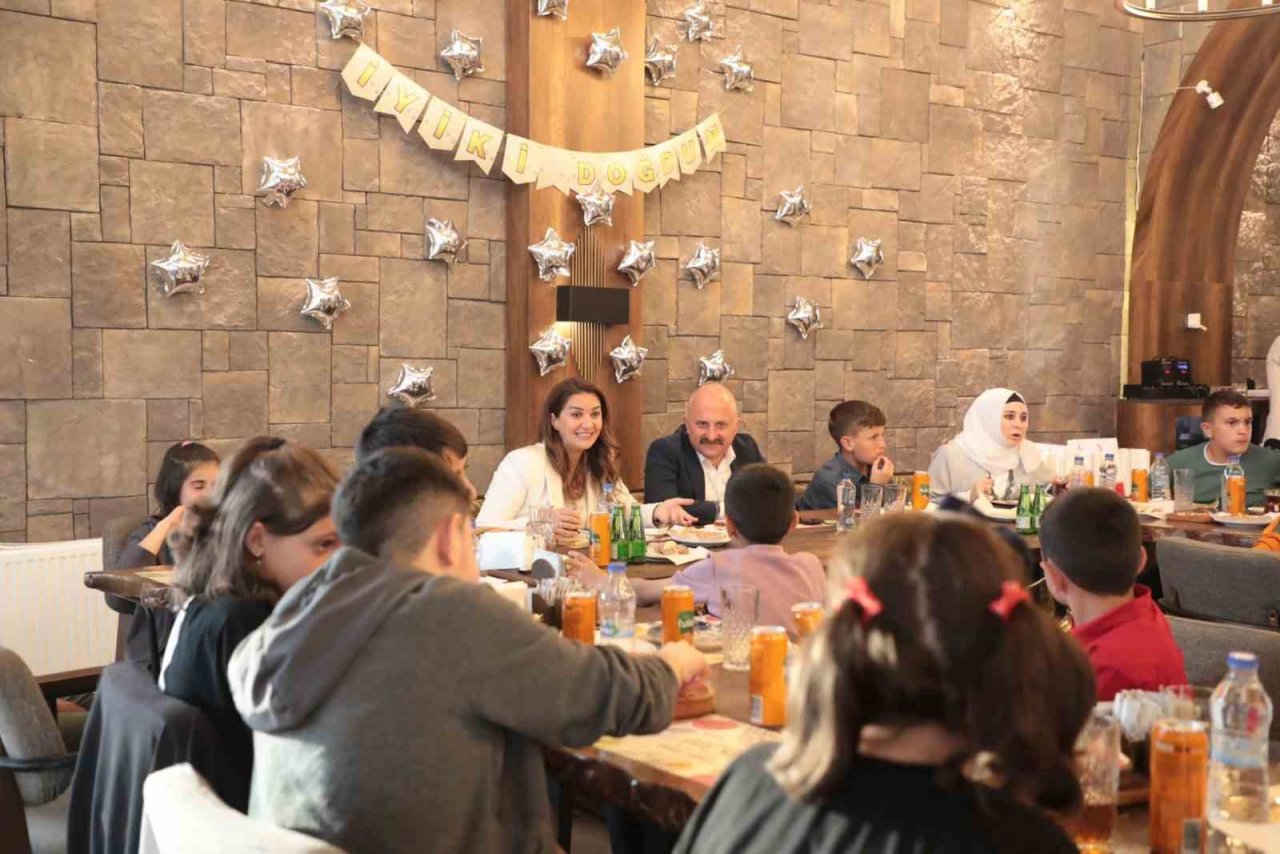 Ağrılı miniklere doğum günü sürprizi