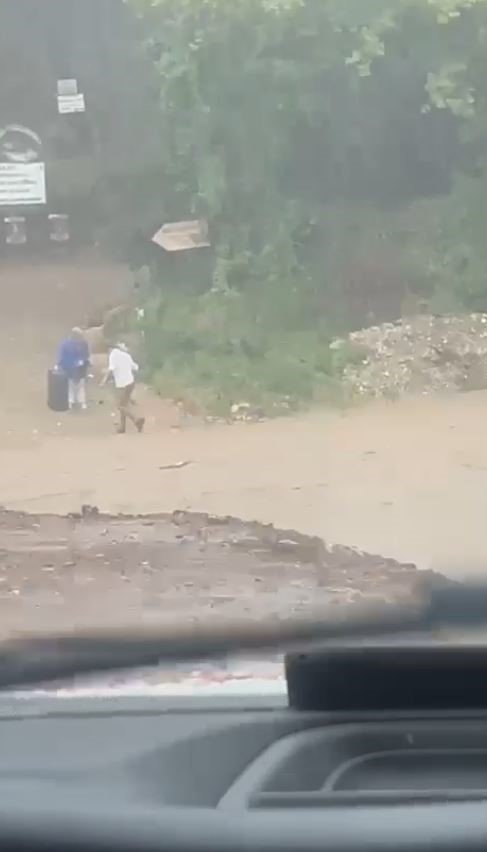 Antalya’da şiddetli yağmur hayatı felç etti, otomobil sel sularıyla sürüklendi