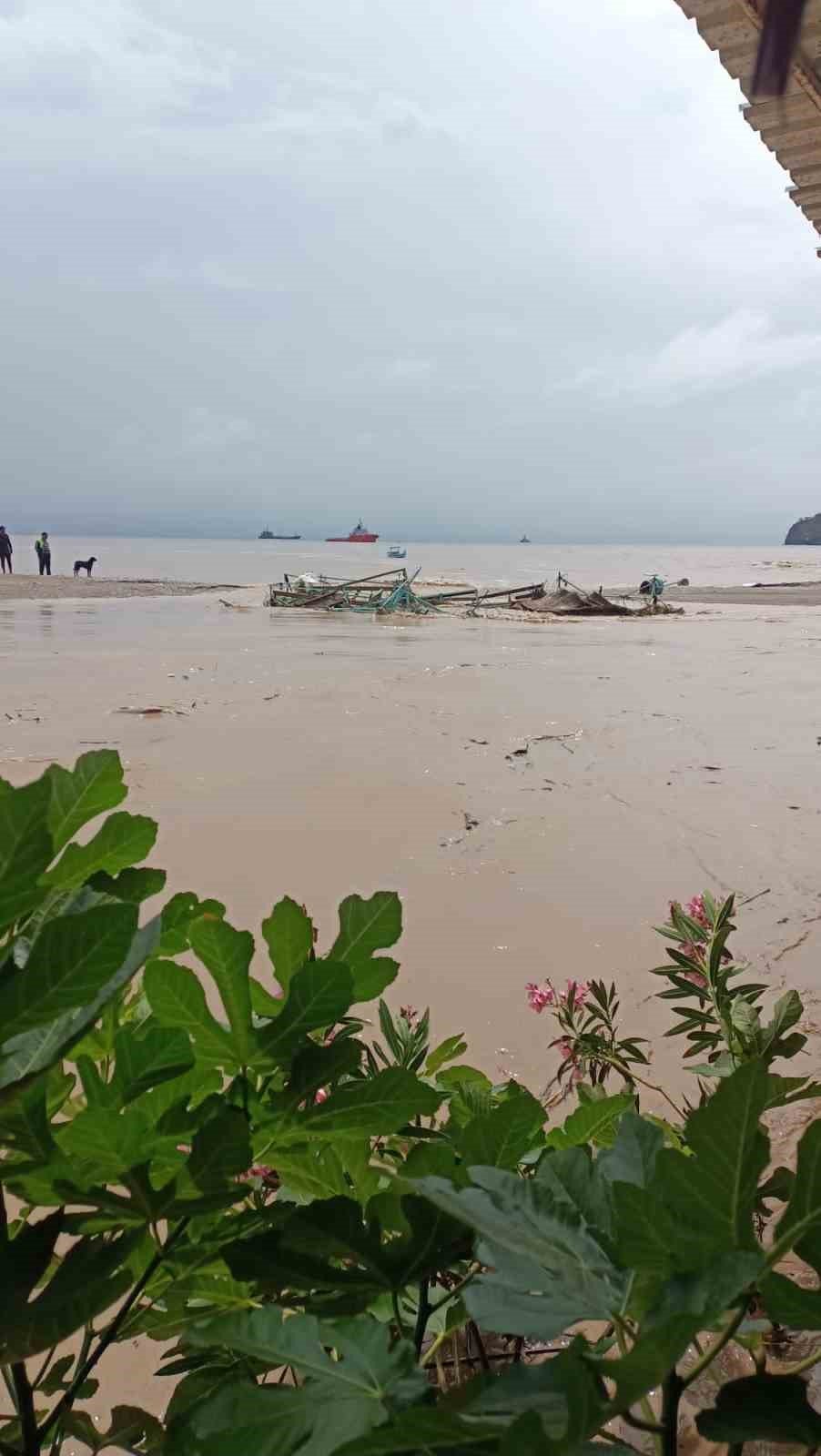 Antalya’da şiddetli yağmur hayatı felç etti, otomobil sel sularıyla sürüklendi