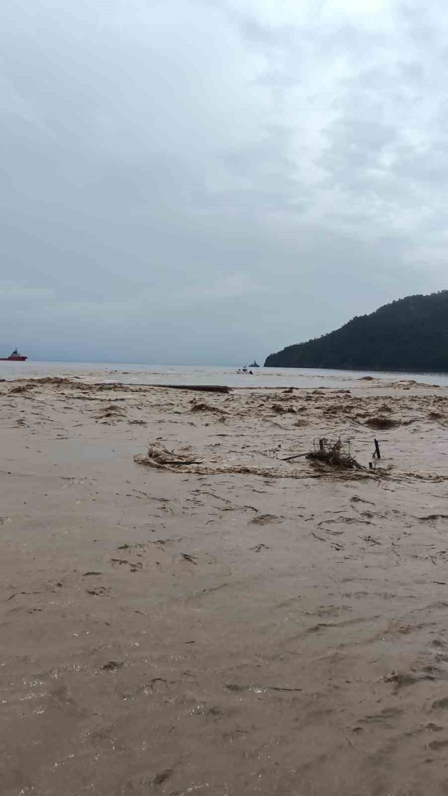 Antalya’da şiddetli yağmur hayatı felç etti, otomobil sel sularıyla sürüklendi