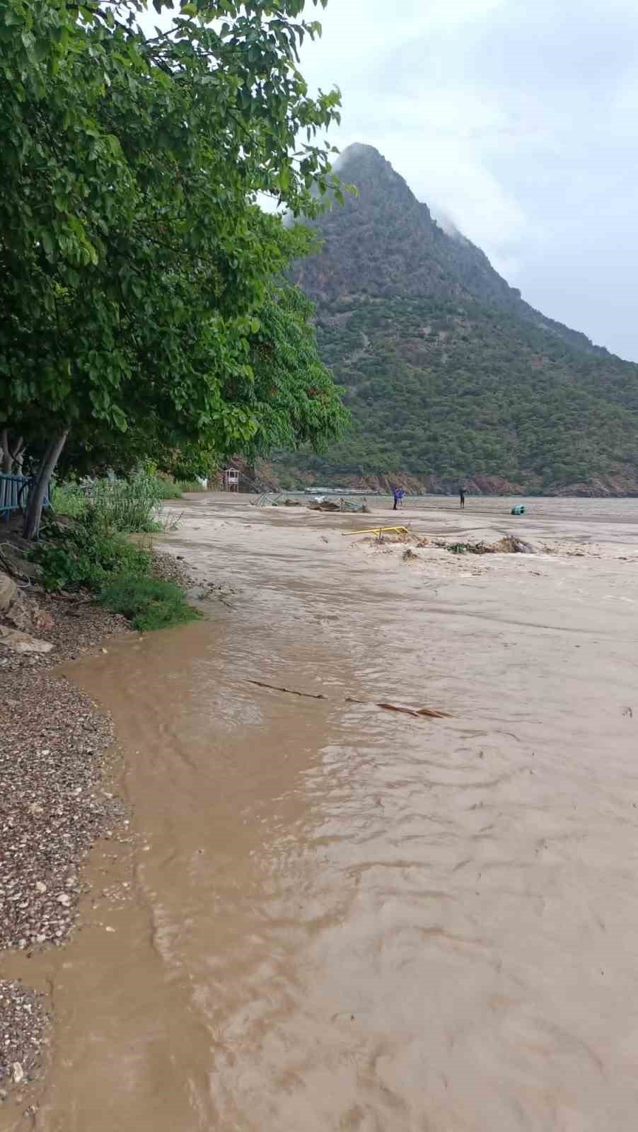 Antalya’da şiddetli yağmur hayatı felç etti, otomobil sel sularıyla sürüklendi