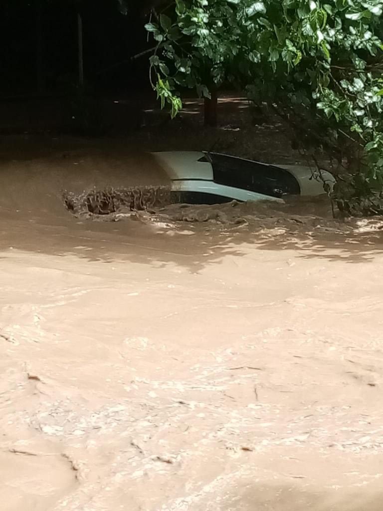 Antalya’da şiddetli yağmur hayatı felç etti, otomobil sel sularıyla sürüklendi