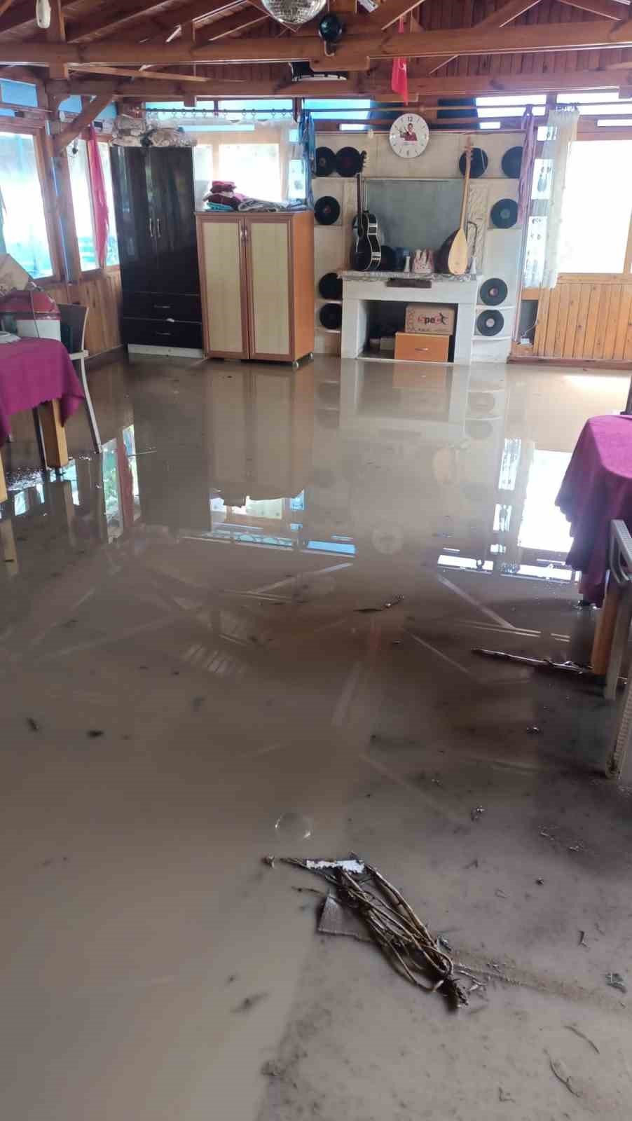 Antalya’da şiddetli yağmur hayatı felç etti, otomobil sel sularıyla sürüklendi