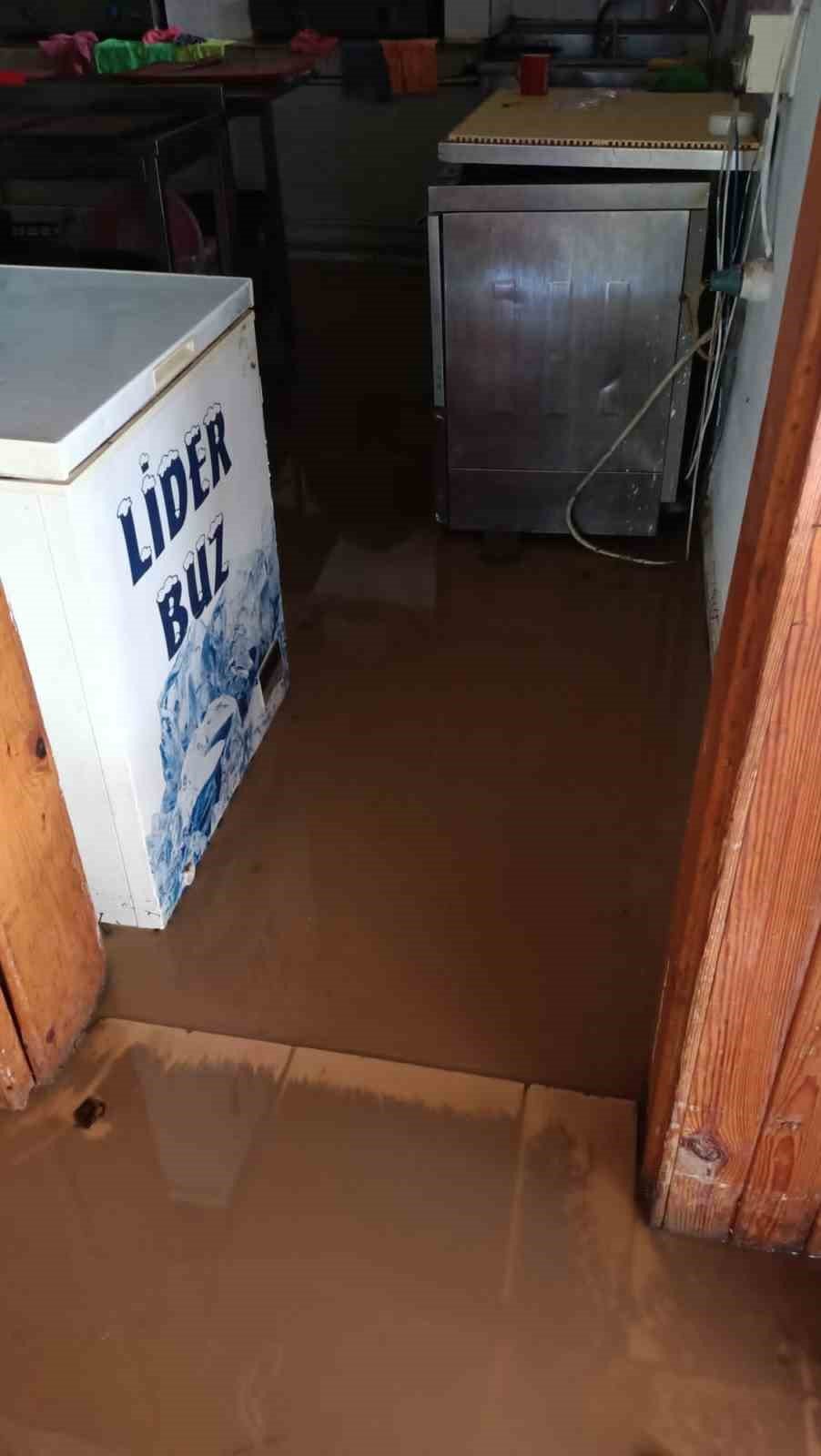 Antalya’da şiddetli yağmur hayatı felç etti, otomobil sel sularıyla sürüklendi