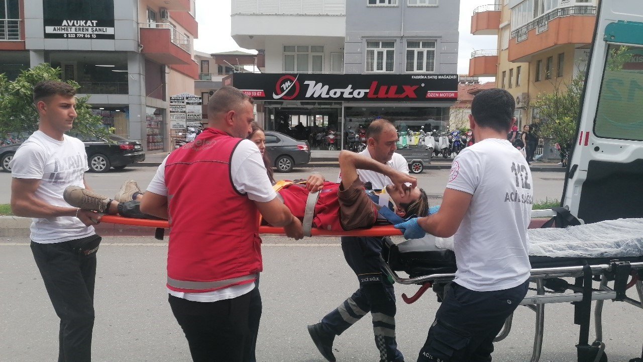 Otomobilin çarpıp kaçtığı motosikletli kurye yaralandı
