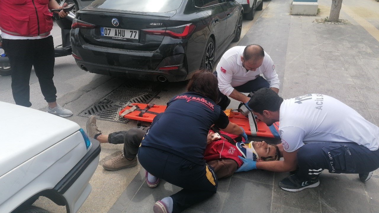 Otomobilin çarpıp kaçtığı motosikletli kurye yaralandı
