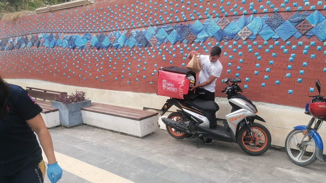 Otomobilin çarpıp kaçtığı motosikletli kurye yaralandı