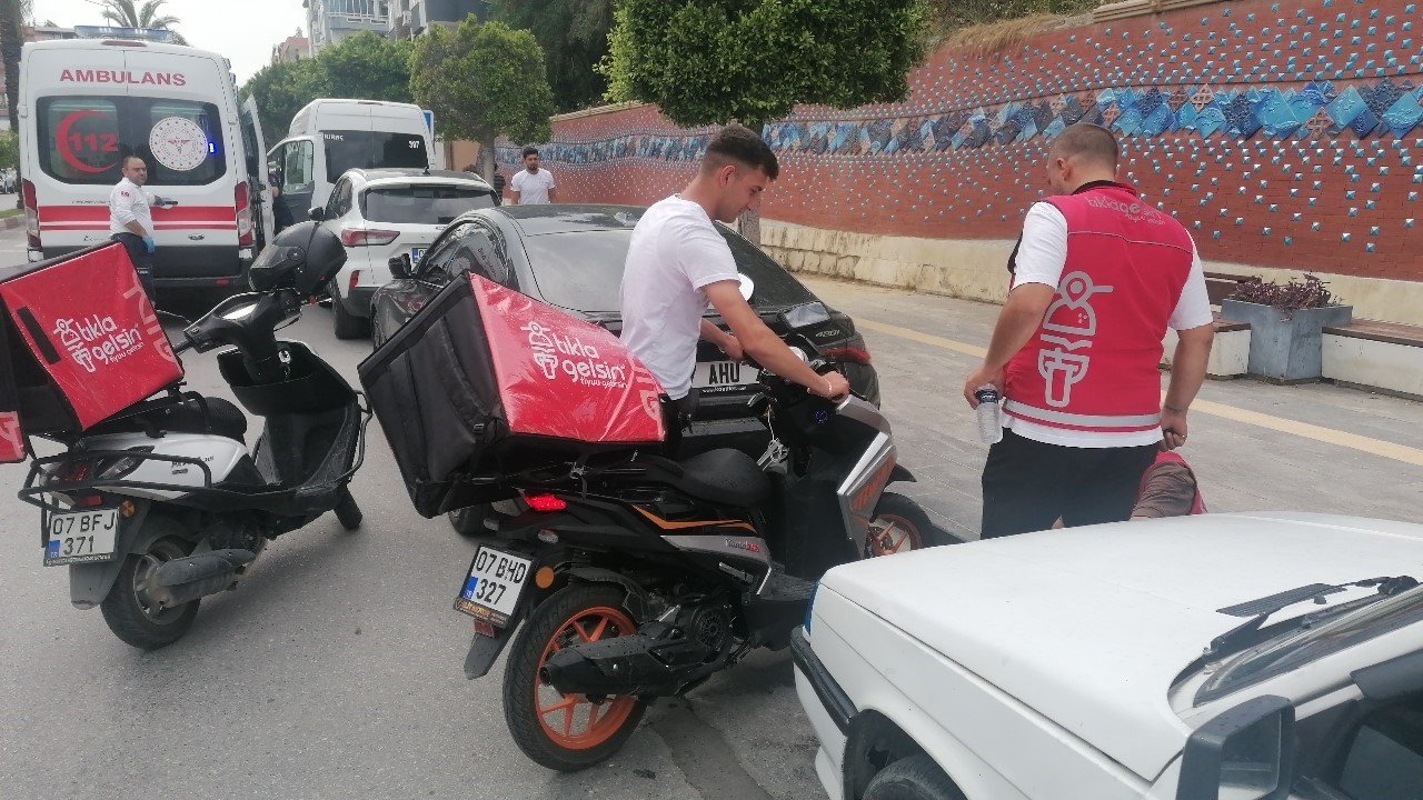 Otomobilin çarpıp kaçtığı motosikletli kurye yaralandı