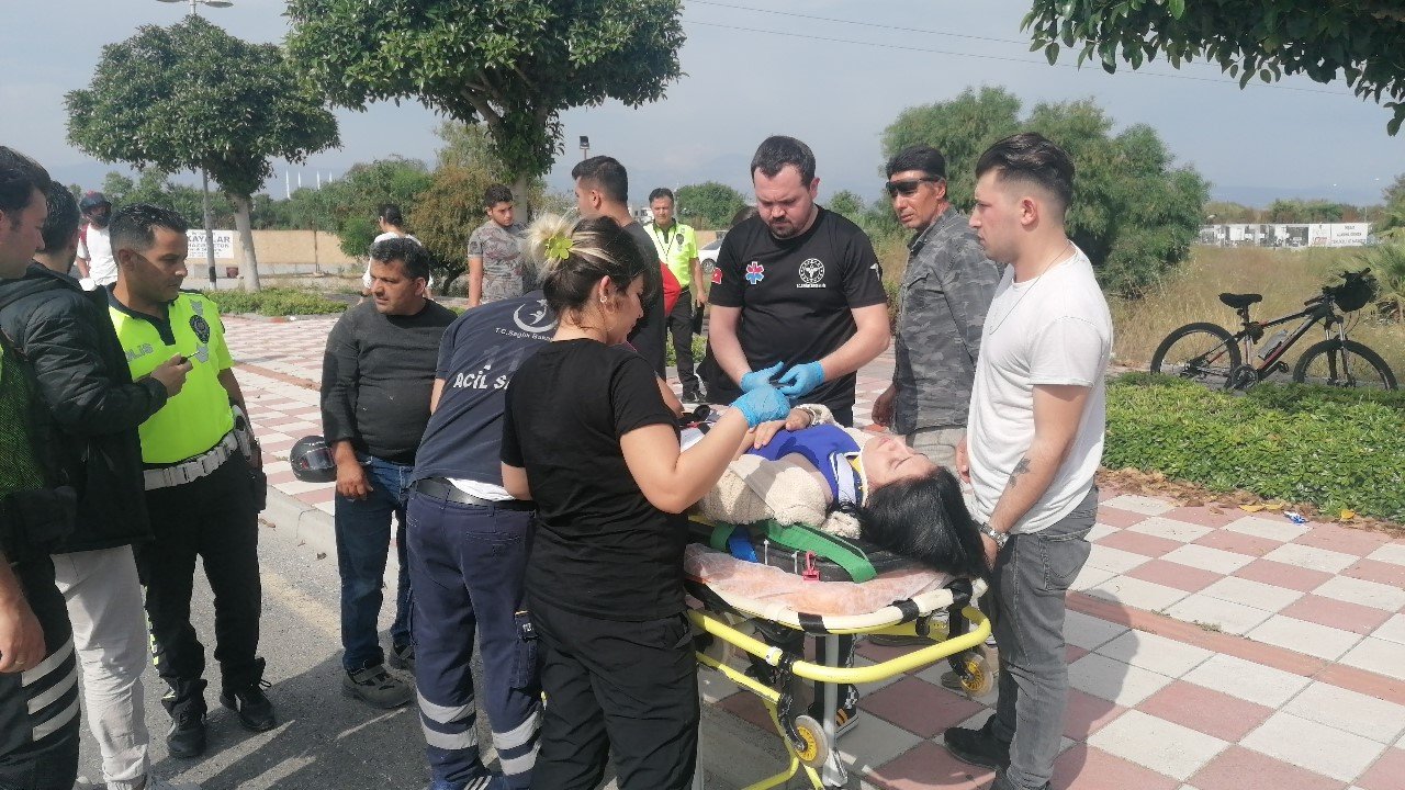 Seyir halindeki motosiklet devrildi: 2 yaralı