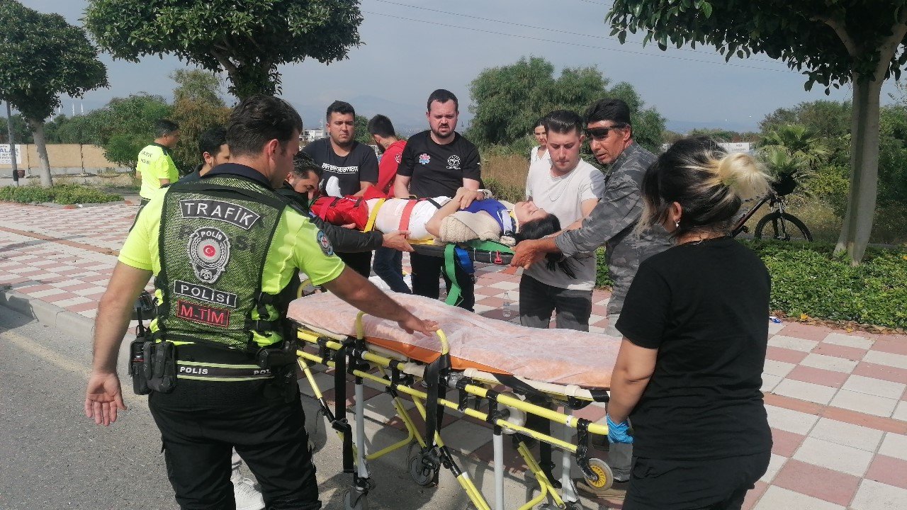 Seyir halindeki motosiklet devrildi: 2 yaralı