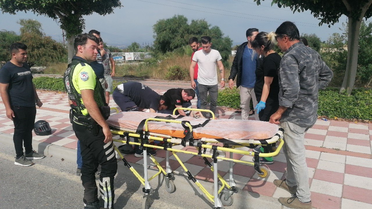 Seyir halindeki motosiklet devrildi: 2 yaralı