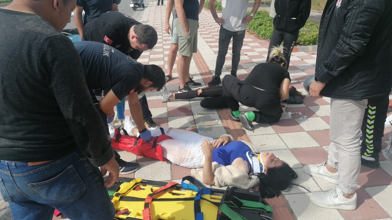 Seyir halindeki motosiklet devrildi: 2 yaralı