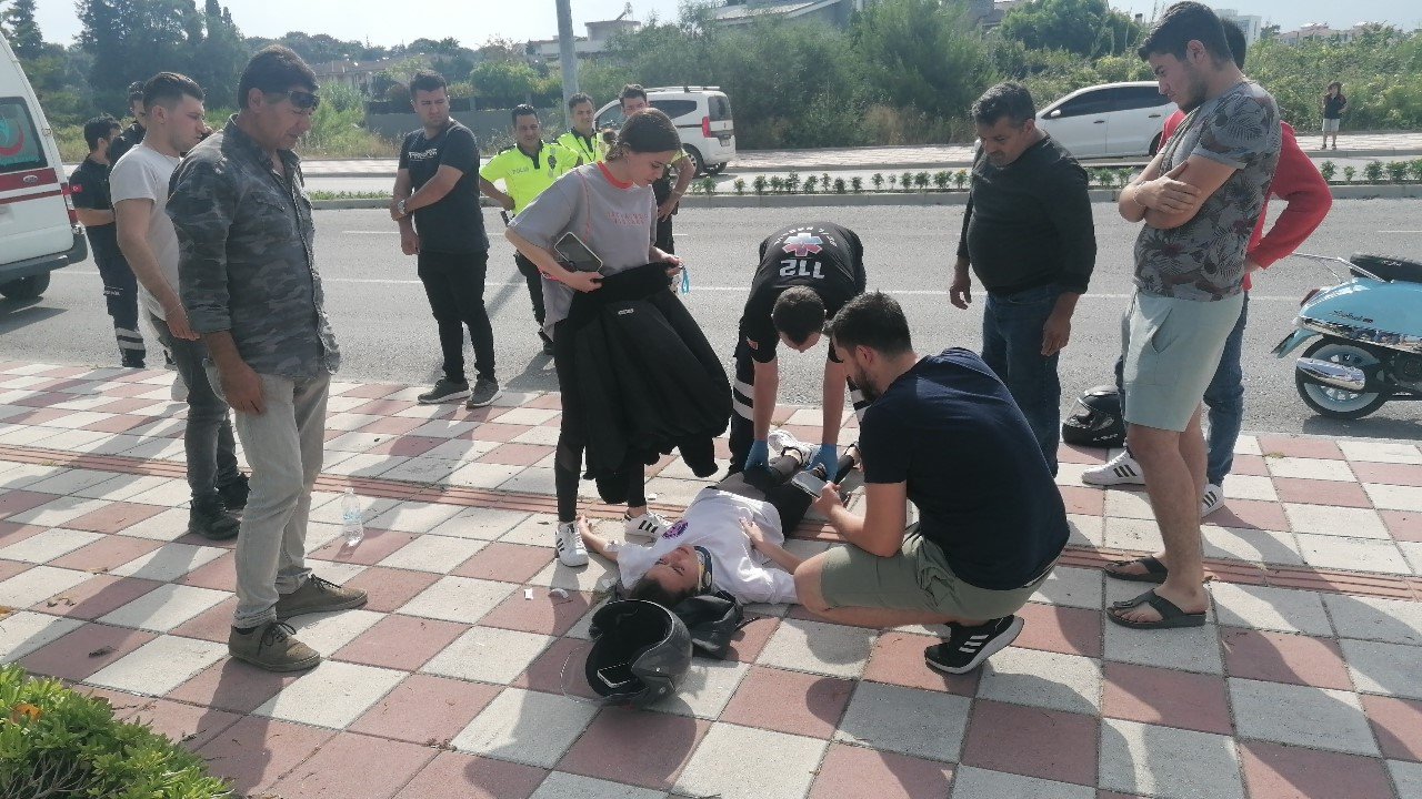 Seyir halindeki motosiklet devrildi: 2 yaralı