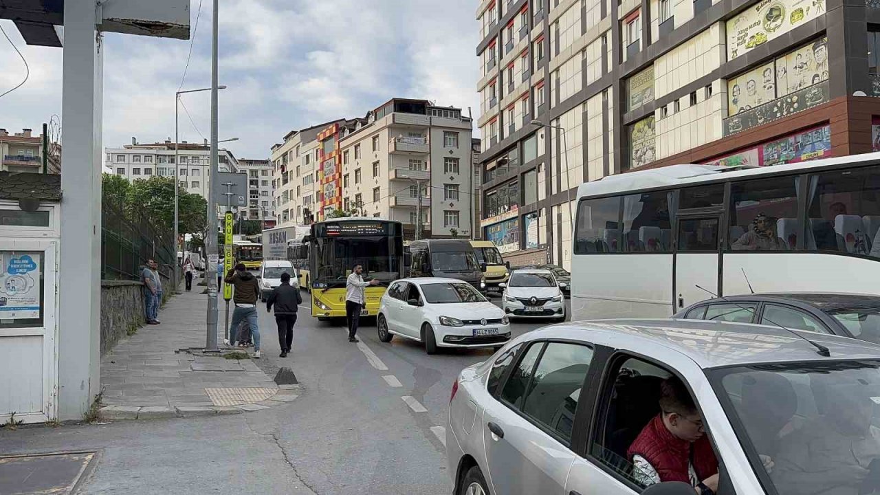 İETT otobüsü yanlış park edilen araçtan dolayı geçemedi: Metrelerce araç kuyruğu oluştu