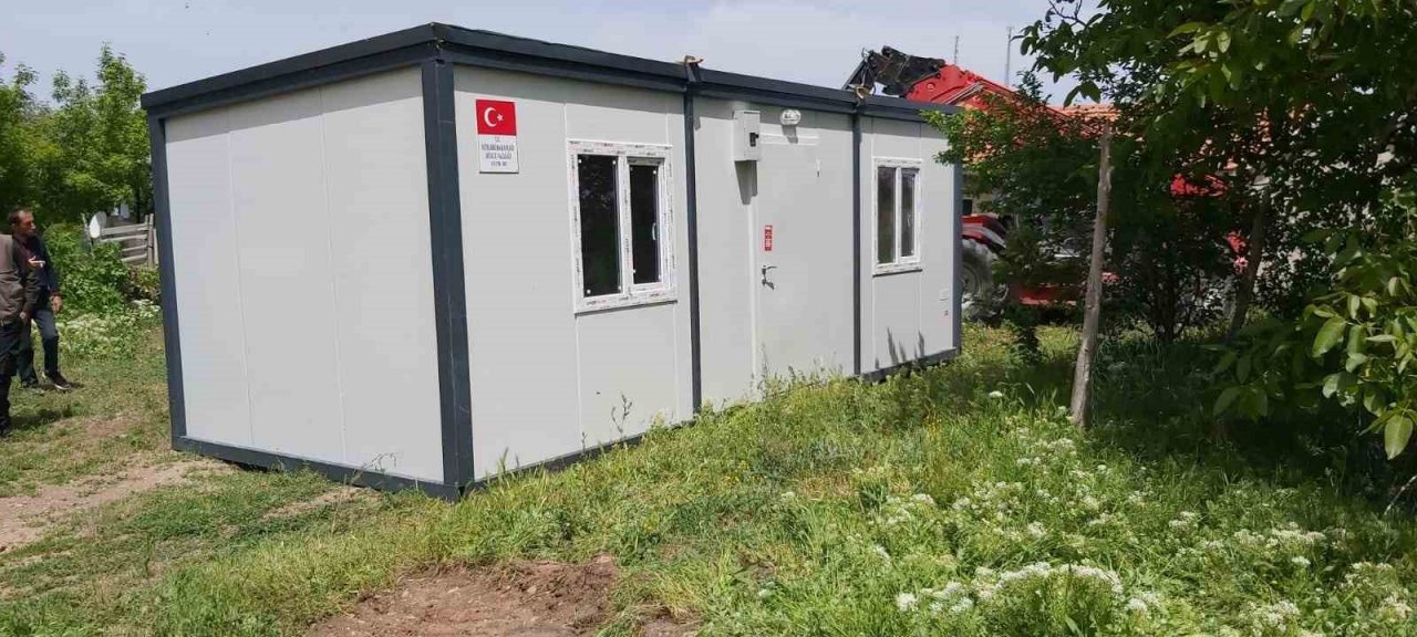 Tomarza’da evleri ağır hasar gören vatandaşlara konteynerleri verildi