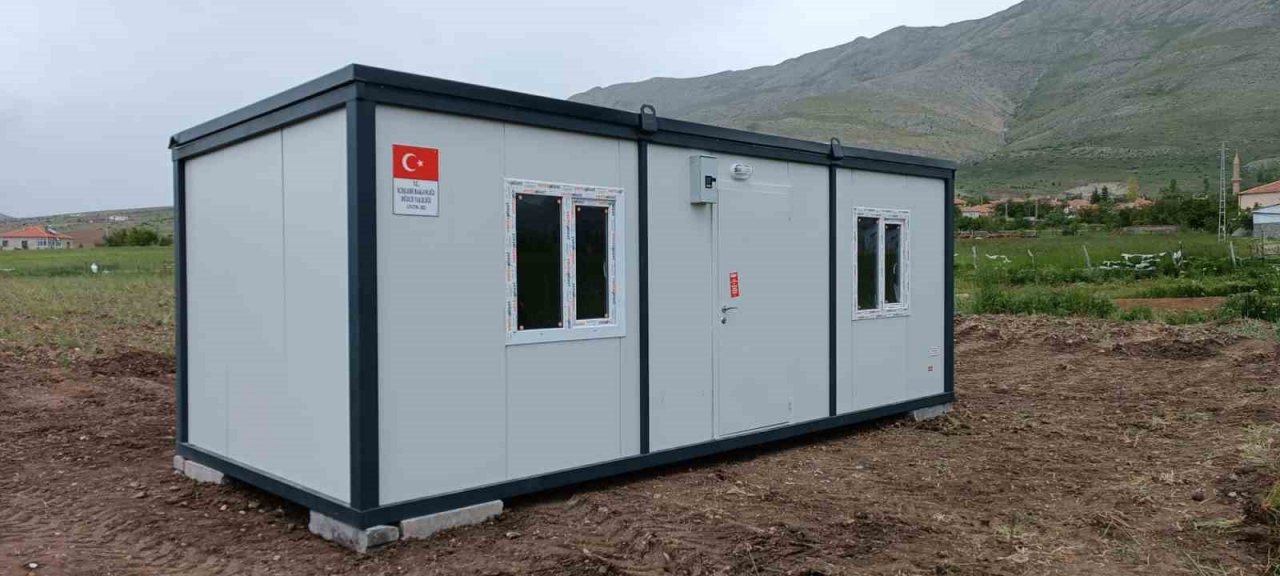 Tomarza’da evleri ağır hasar gören vatandaşlara konteynerleri verildi