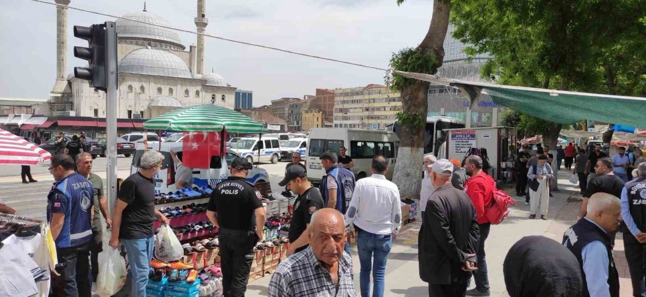 Malatya’da çarşı merkezinde kaldırımlardaki tezgahlar kaldırılıyor