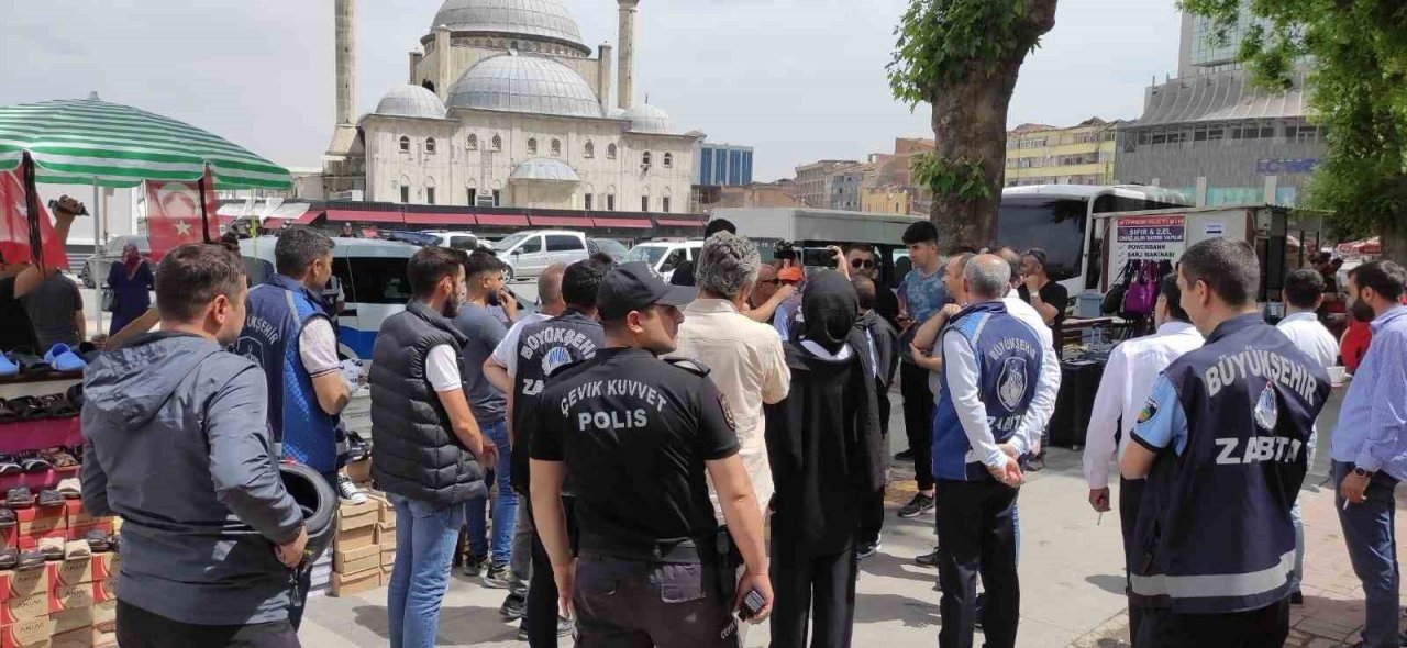 Malatya’da çarşı merkezinde kaldırımlardaki tezgahlar kaldırılıyor