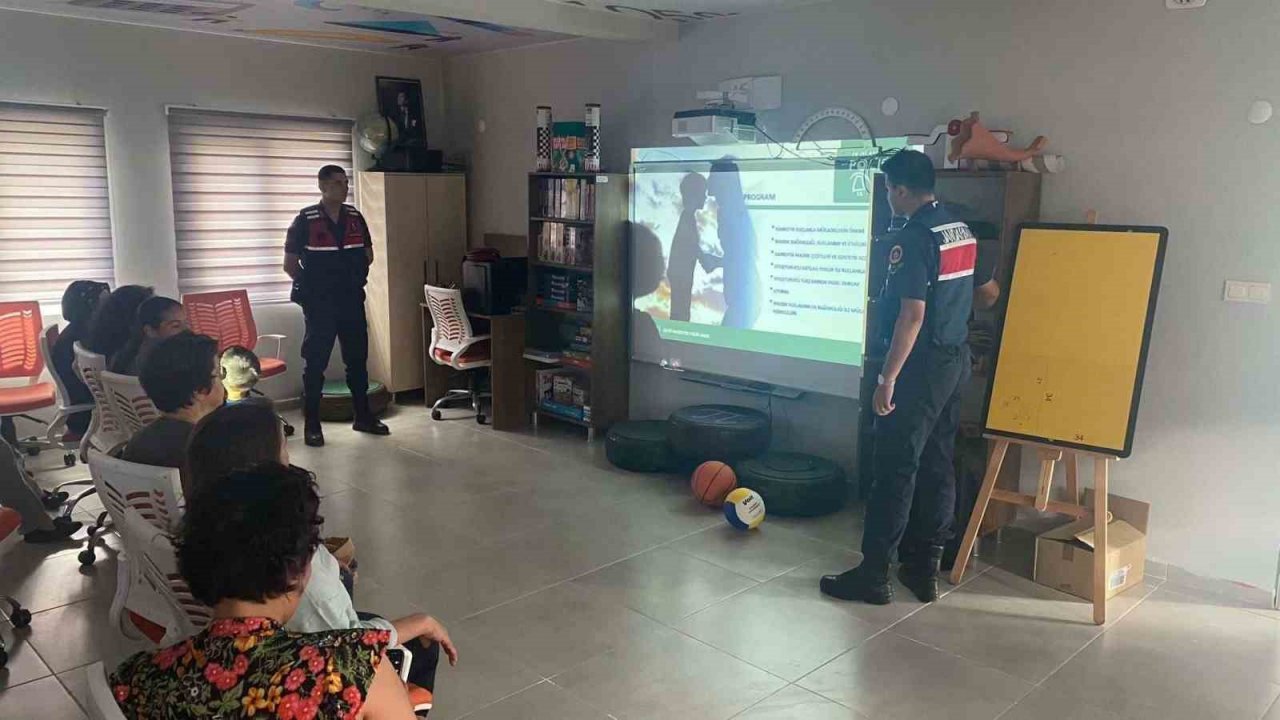 Jandarma ekipleri kadınları bilgilendirmeye devam ediyor