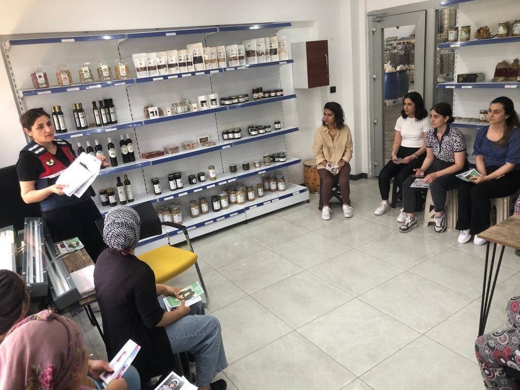 Jandarma ekipleri kadınları bilgilendirmeye devam ediyor