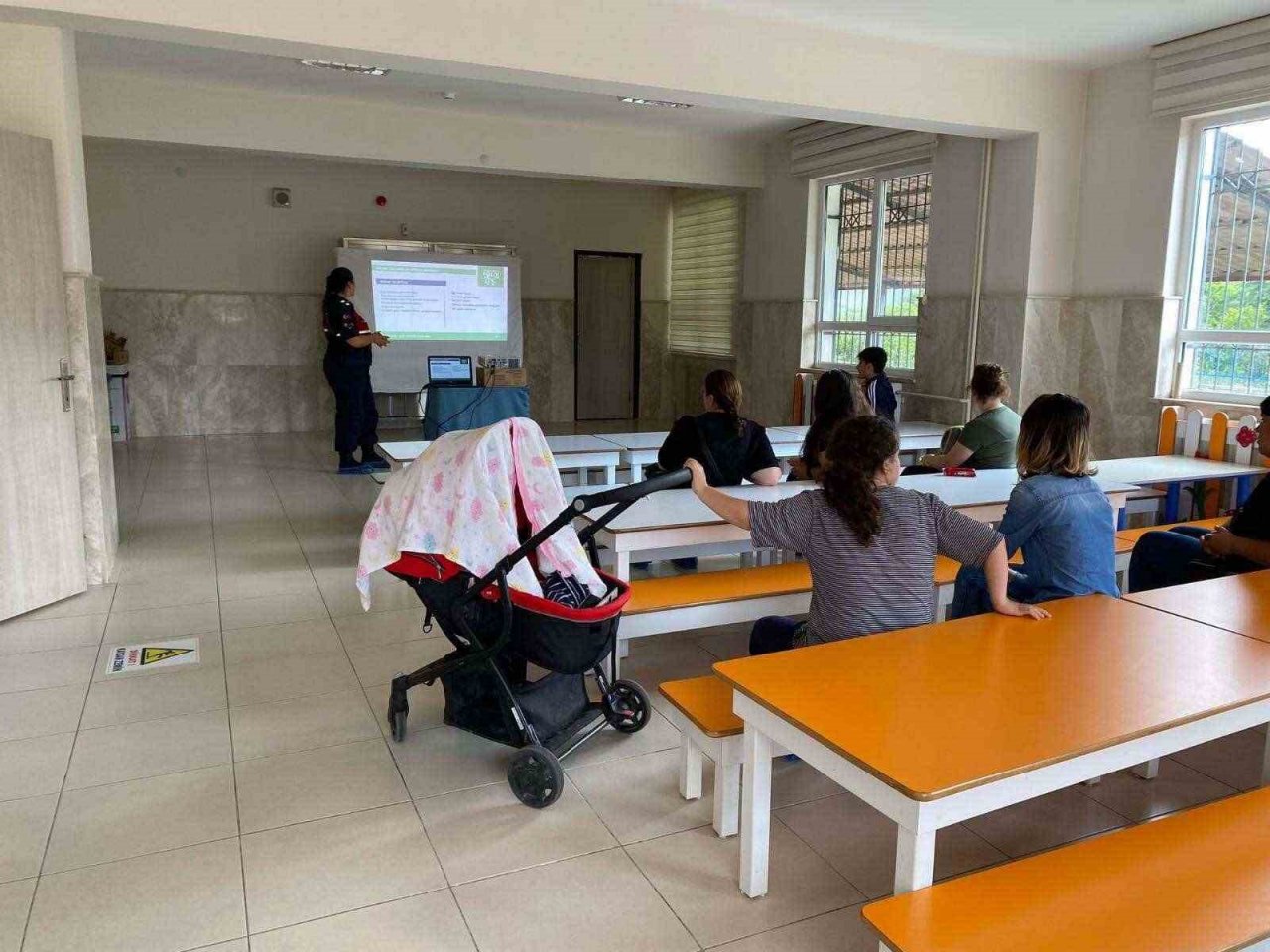 Jandarma ekipleri kadınları bilgilendirmeye devam ediyor