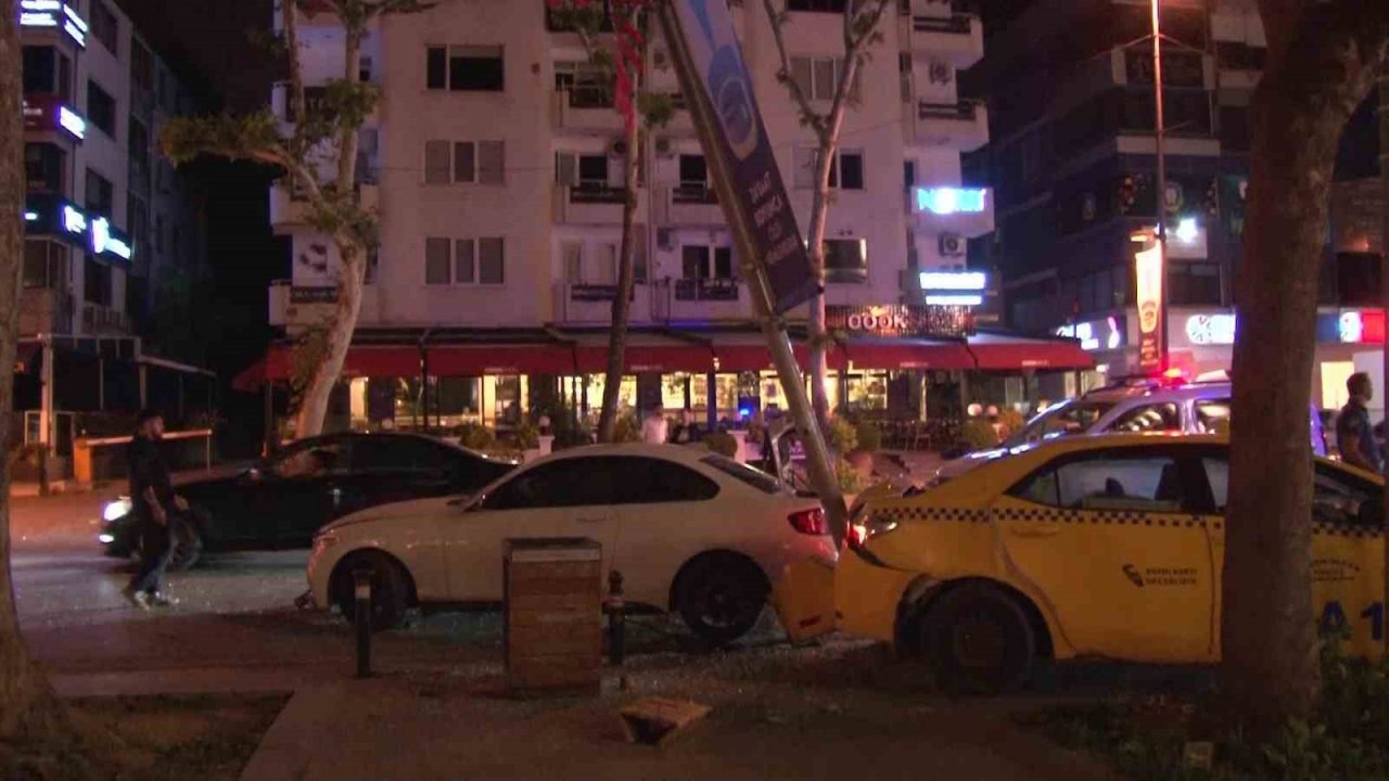 Bağdat Caddesi’nde taksi ile otomobil çarpıştı: 2 hafif yaralı