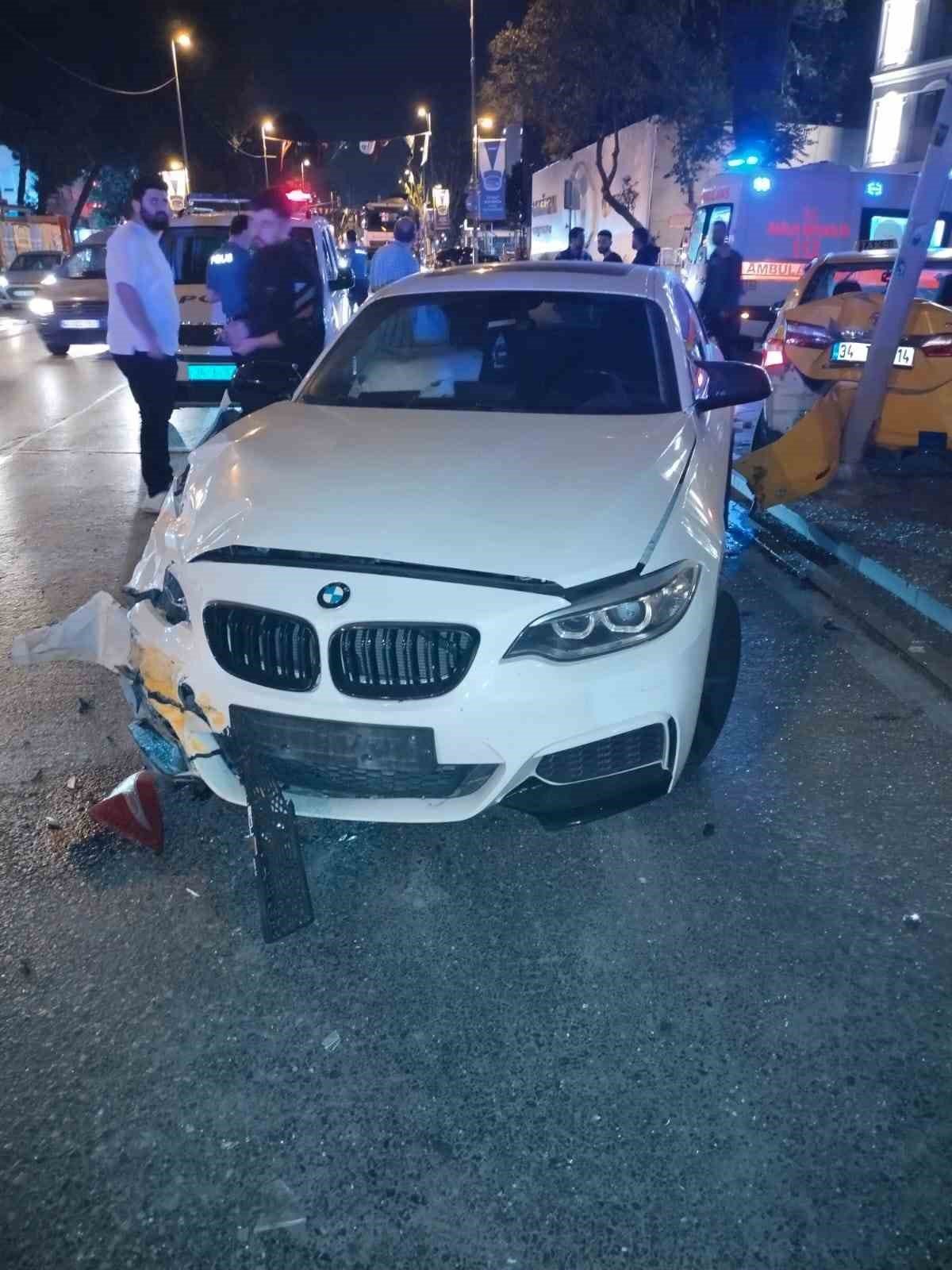 Bağdat Caddesi’nde taksi ile otomobil çarpıştı: 2 hafif yaralı
